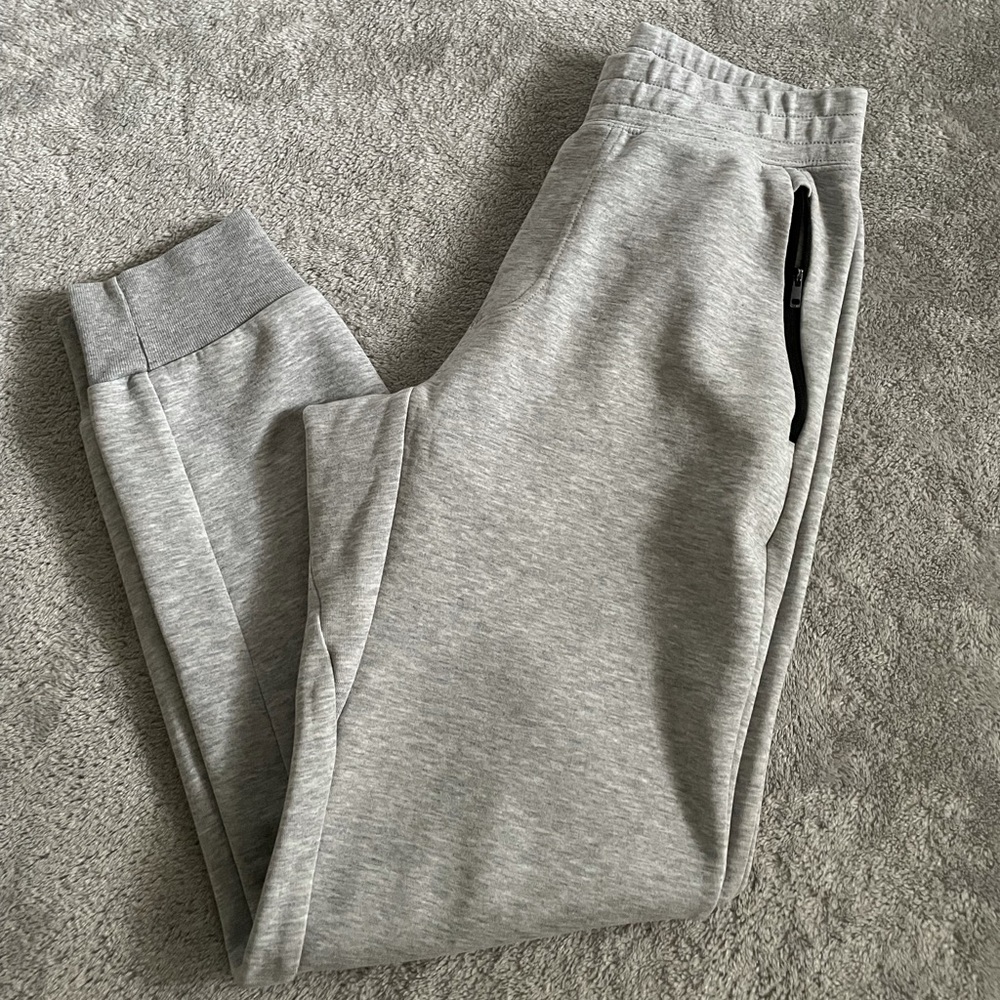 Sweatpants with zippered pockets